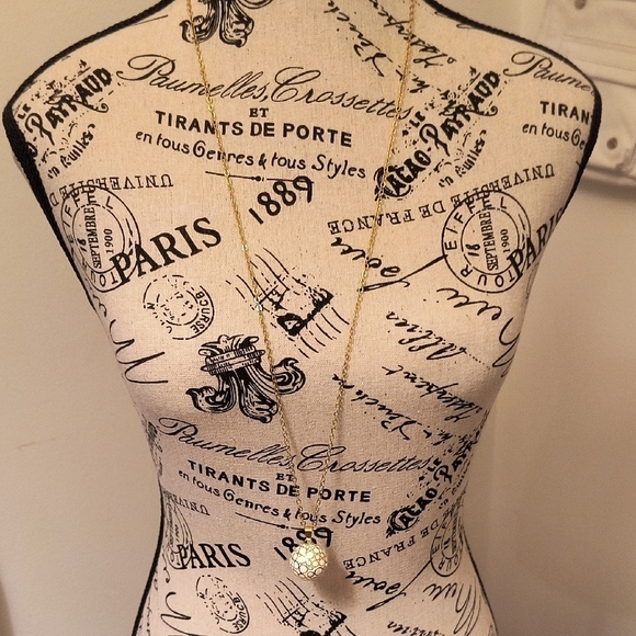 Elegant Gold Pendant Necklace - Picture 1 of 4